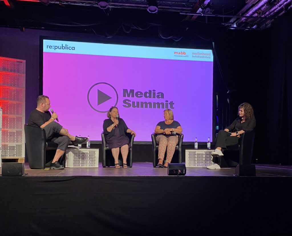 Re:publica 2023: Panel über Arbeitsbedingungen im Film mit den Gästen Oliver Zenglein, Veronika Grob und Janna Bardewyck. Moderation: Viola Dengler.